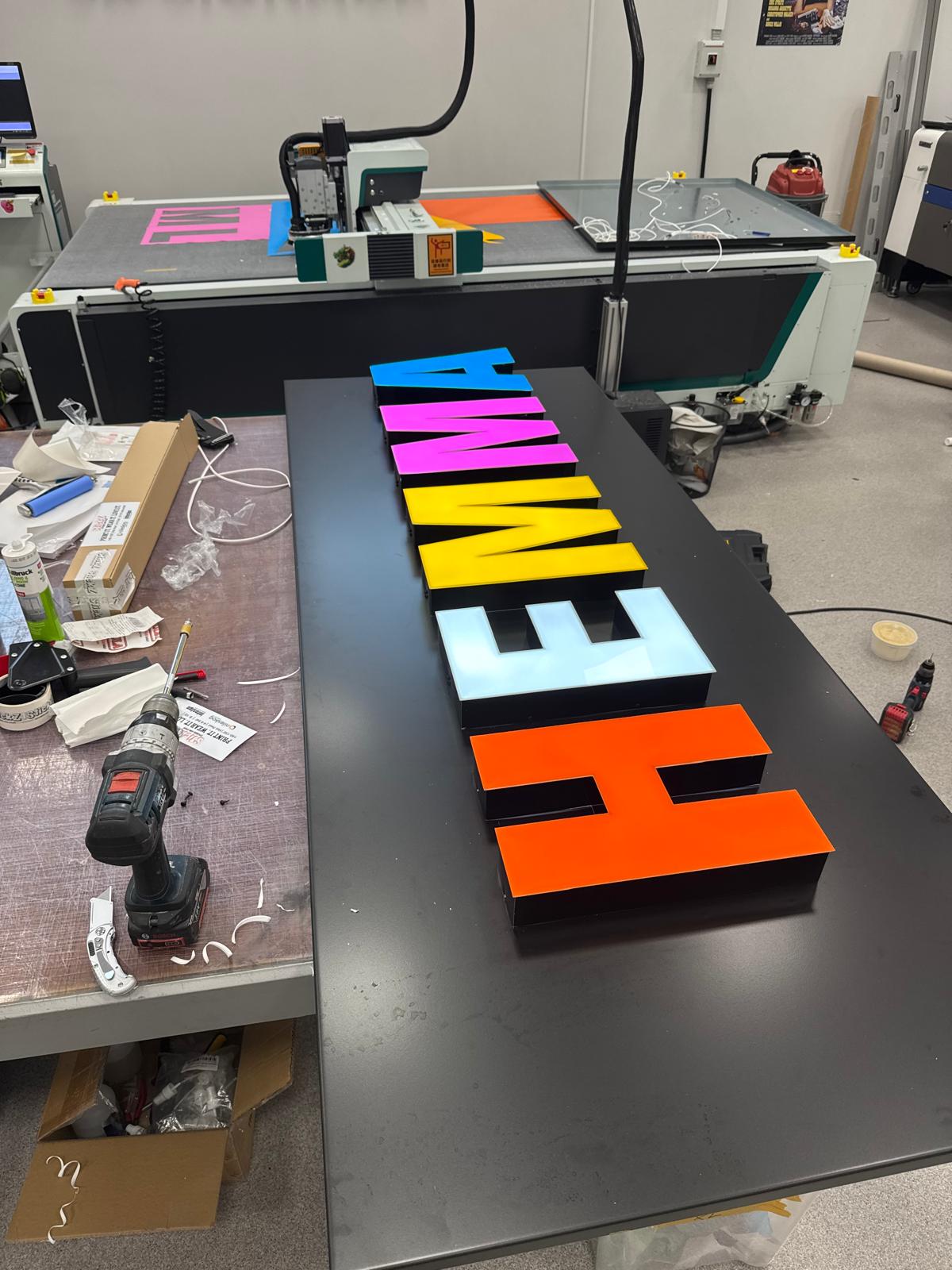 3D-bokstäver HEMMA i färgglada frontbelysta kanalbokstäver under produktion i Infosigns verkstad