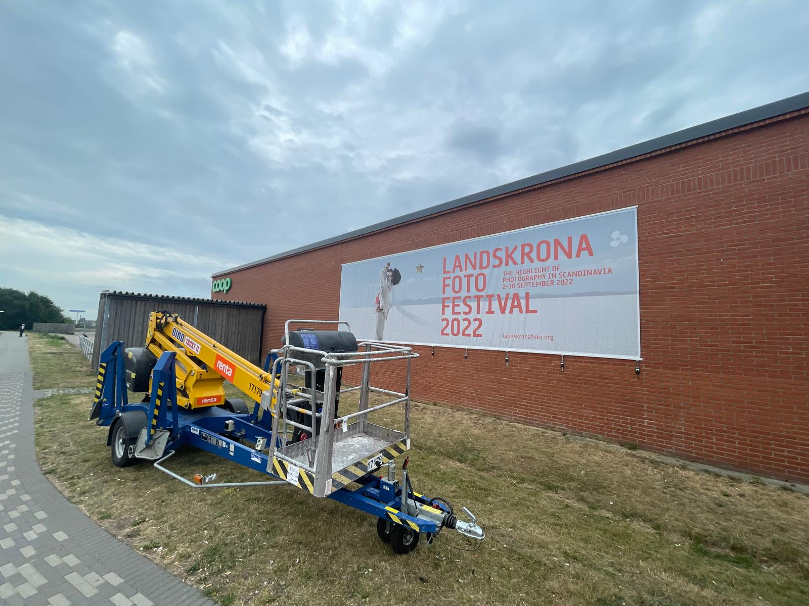 Banderoll för Landskrona Foto Festival monterad på fasad